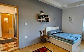 Lovely central apartment with free parking, Központhoz közeli 2 szép szobás lakás
